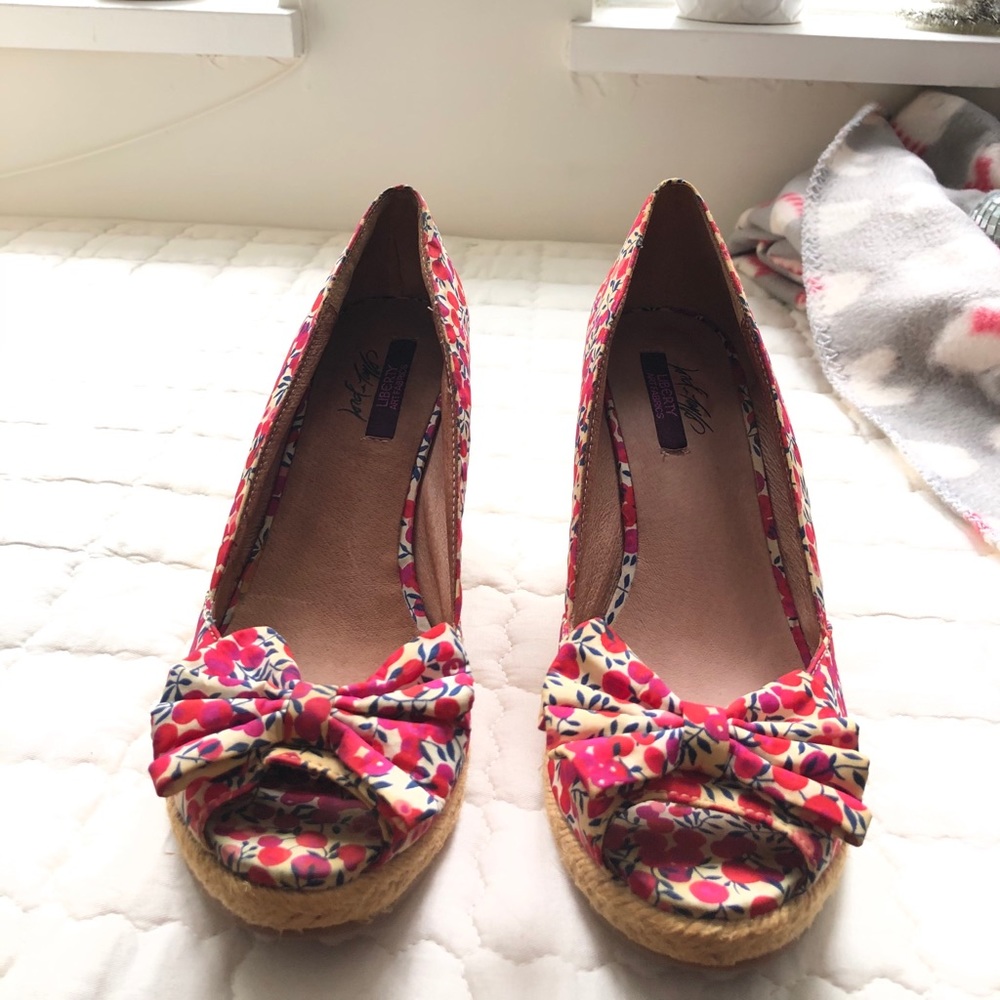 Shoes - Picture 6 of 9